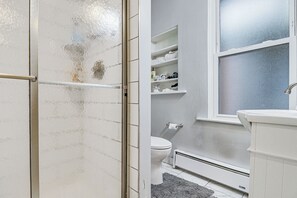 Interior - 5 Mi to Dtwn Pittsburgh! Pet-friendly Unit w/ Yard (Pittsburgh)