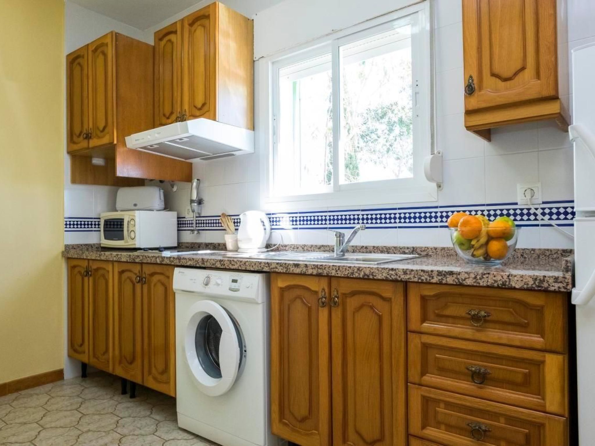 Refrigerador, microondas y utensilios de cocina 