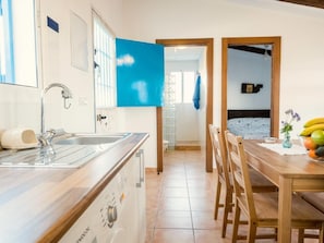 Kühlschrank, Mikrowelle, Kochgeschirr/Geschirr/Besteck