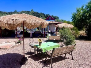 Outdoor dining - Vrbo Property (Asque)