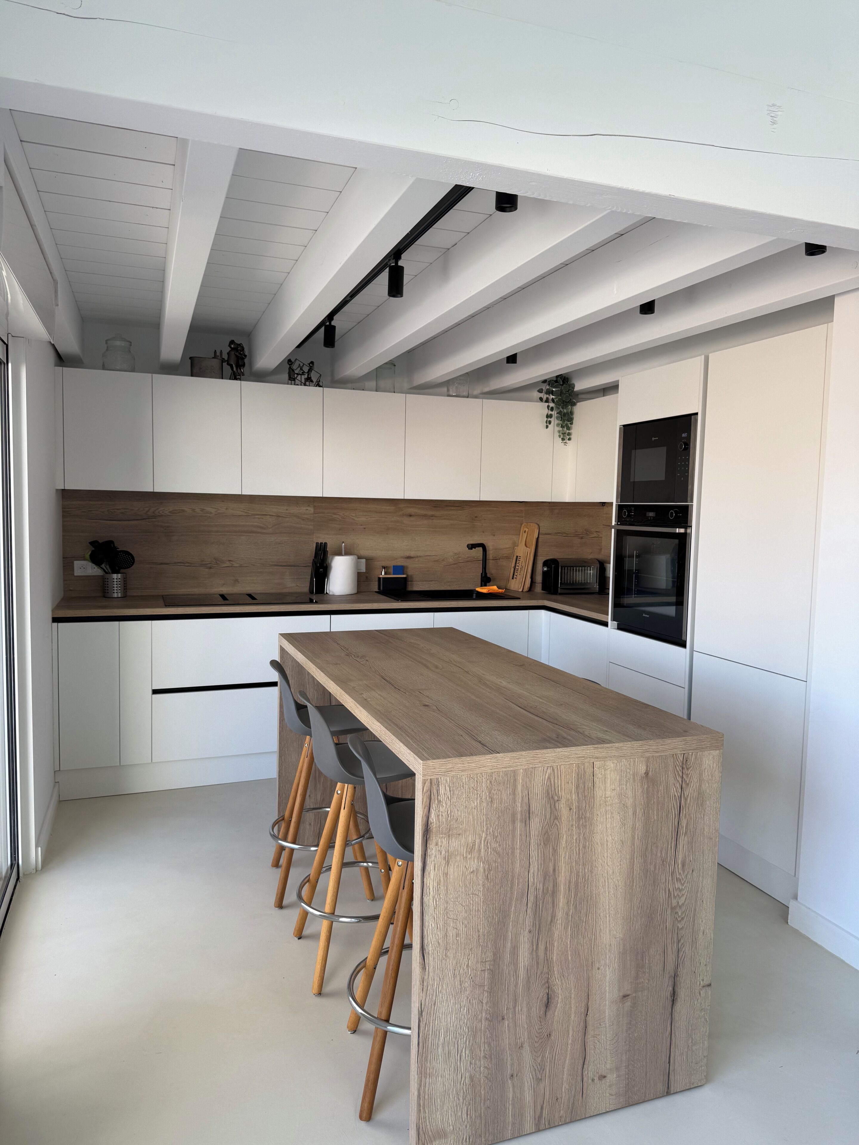 Geladeira, micro-ondas, fogão, cooktop