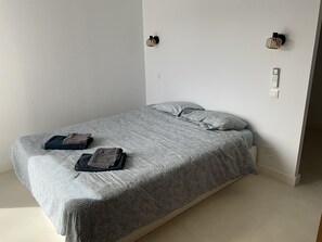 Bügeleisen/Bügelbrett, kostenloses WLAN, Bettwäsche