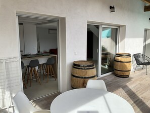 Outdoor dining - Vrbo Property (Hendaye)