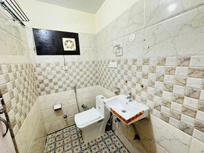 Bathroom - 5 minutes to the Ganga Ghat. (Haridwar)