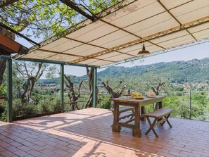 Outdoor dining - Wonderful private villa for 2 people with A/C, WIFI, TV, patio and pets allowed (Massarosa)