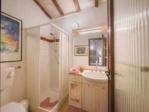 Bathroom - Wonderful private villa for 2 people with A/C, WIFI, TV, patio and pets allowed (Massarosa)