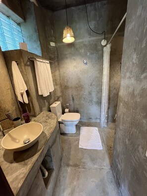 Shower, towels, soap, toilet paper - Exclusive House in Gated Community with Ocean View - Barra do Sahy (São Sebastião)