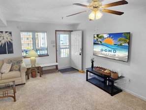 Living area - 2 Bedroom 2 Bathroom Condo with outdoor pool in North Ocean City! LC 263 (Ocean City)