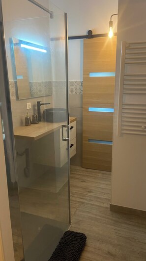 Shower, hair dryer, towels, soap - 45 minutes from the Gorges du Verdon, 45 minutes from the sea, 1 KM from the village of Flayosc (Flayosc)