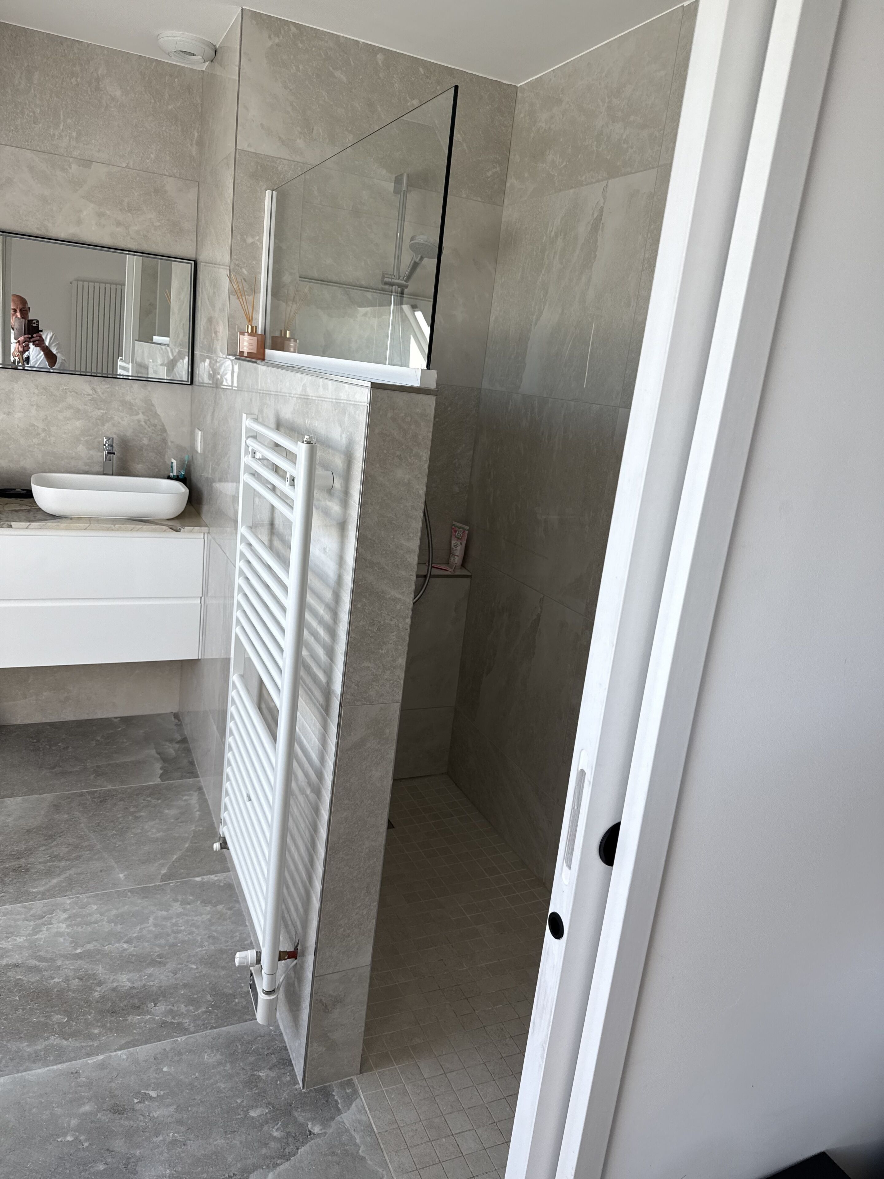 Sèche-cheveux, papier toilette