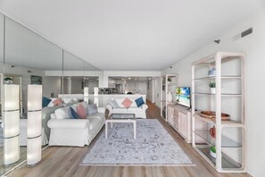 Living area - Plaza 1612 2bd Oceanfront condo (Ocean City)