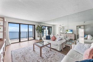Living area - Plaza 1612 2bd Oceanfront condo (Ocean City)