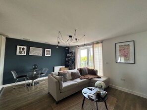 Smart TV - One bedroom apartment close to Elizabeth line with parking (Romford)