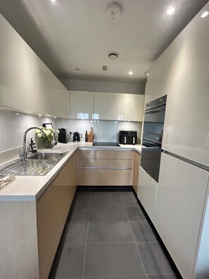 Kühlschrank, Mikrowelle, Ofen, Geschirrspüler