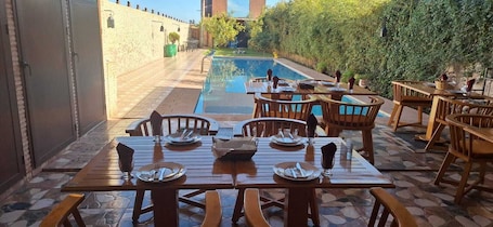 Restaurante al aire libre. Dar Margoum