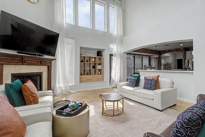 The Castle! LuX Family Retreat in Dallas wit Fitness Room, Home Theater, Offices