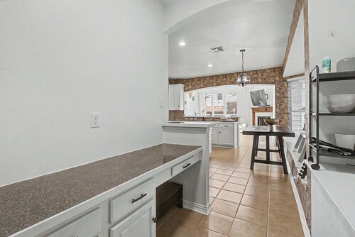 The Castle! LuX Family Retreat in Dallas wit Fitness Room, Home Theater, Offices