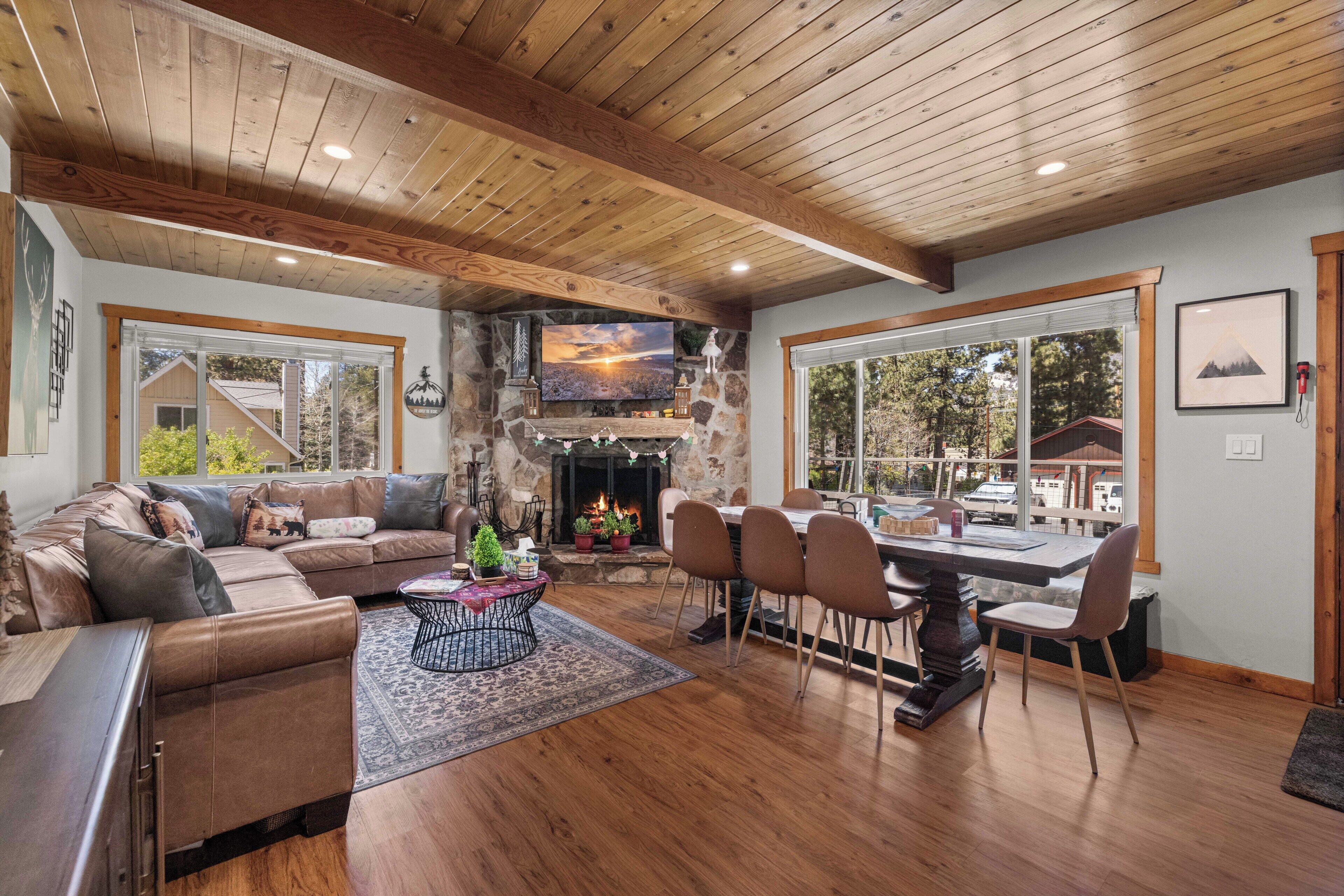 Signature House, 4 Bedrooms, Hot Tub, Mountain View | Living room | 55-inch Smart TV with digital channels, fireplace