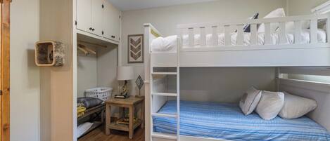 บ้านพัก, 4 ห้องนอน, อ่างน้ำร้อน, วิวภูเขา | ห้องพักตกแต่งอย่างมีเอกลักษณ์, ตกแต่งพิเศษโดยเฉพาะ, เตารีด/โต๊ะรีดผ้า