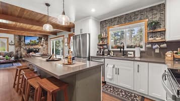 Signature House, 4 Bedrooms, Hot Tub, Mountain View | Private kitchen | Fridge, microwave, oven, stovetop