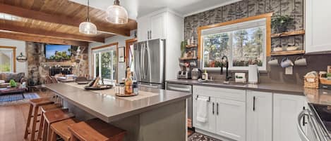 Signature House, 4 Bedrooms, Hot Tub, Mountain View | Private kitchen | Fridge, microwave, oven, stovetop