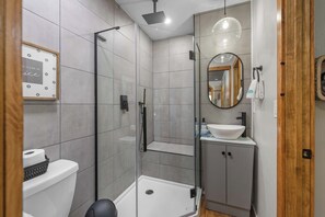 Casa com design assinado, 4 quartos, banheira de imersão, vista para a montanha | Banheiro | Chuveiro/banheira combinados, produtos de toalete grátis