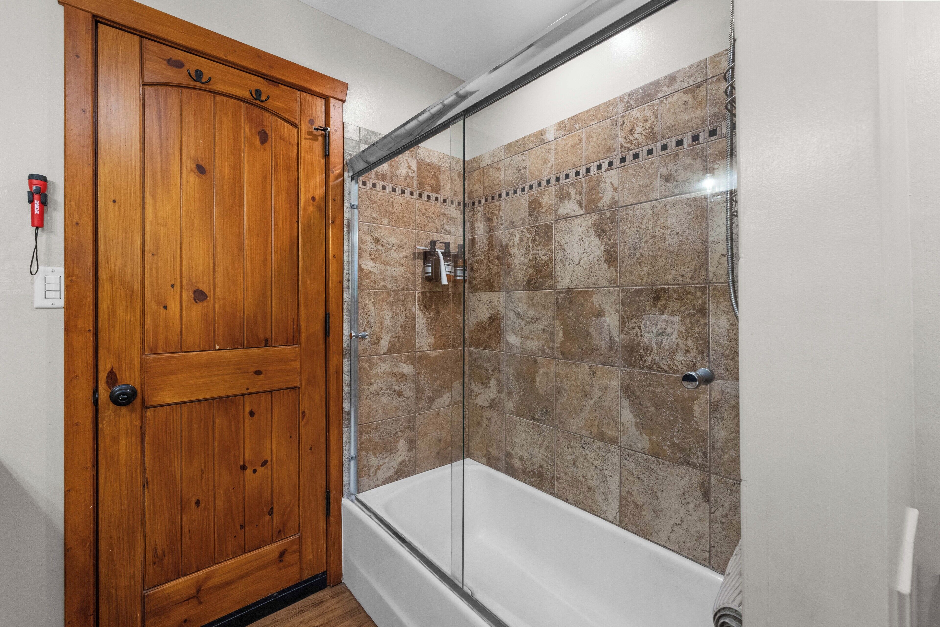 Signature House, 4 Bedrooms, Hot Tub, Mountain View | Bathroom | Combined shower/tub, free toiletries, towels, soap