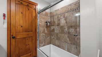 Rumah Khas, 4 kamar tidur, hot tub, pemandangan gunung | Kamar mandi | Kombinasi shower/bathtub, perlengkapan mandi gratis, handuk, dan sabun