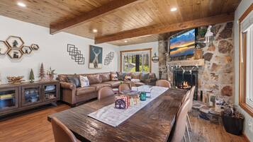 Signature House, 4 Bedrooms, Hot Tub, Mountain View | In-room dining
