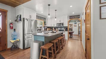 Signature House, 4 Bedrooms, Hot Tub, Mountain View | Private kitchen | Fridge, microwave, oven, stovetop