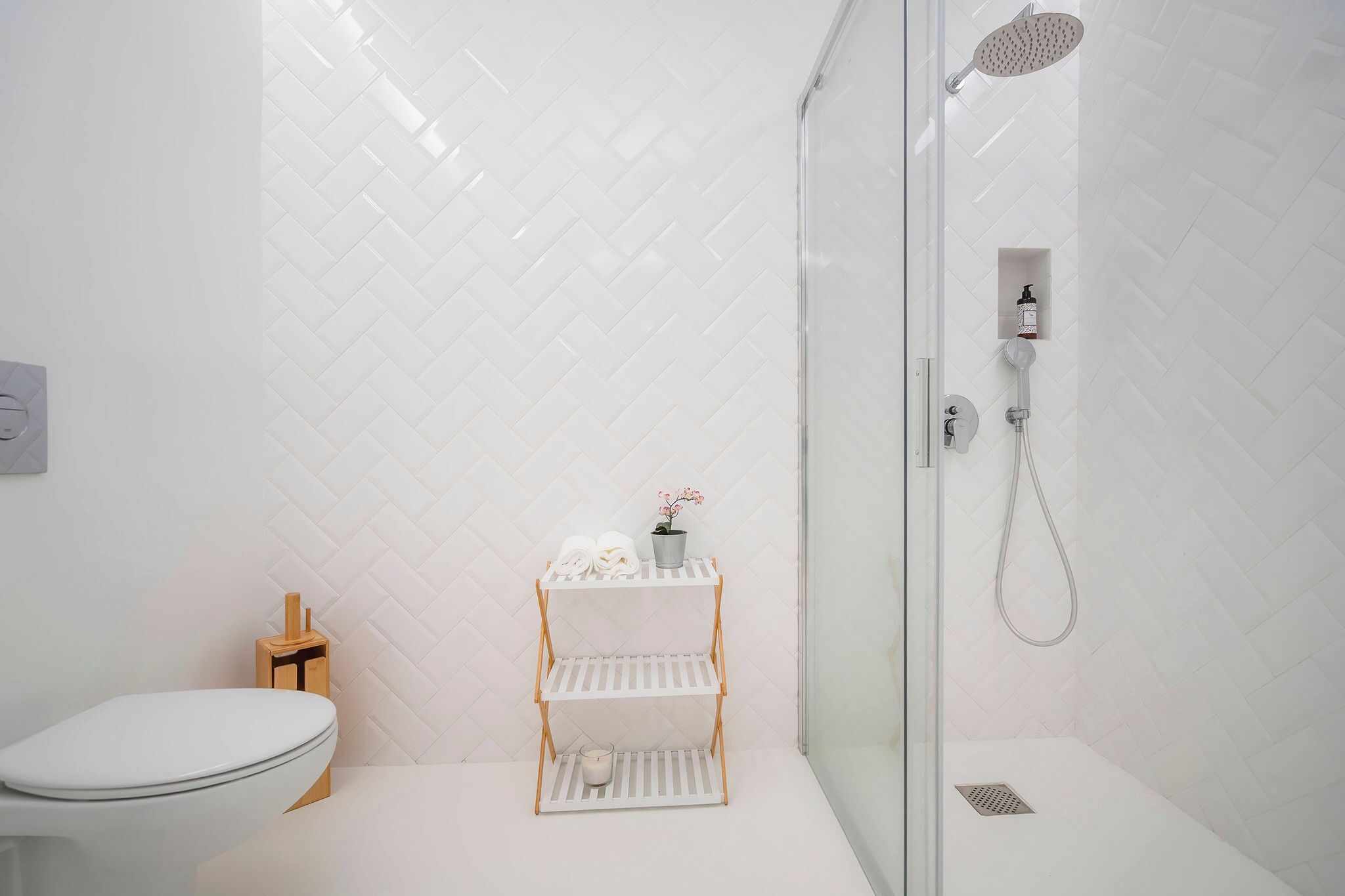 Secadora de cabello, toallas, shampoo, papel de baño 