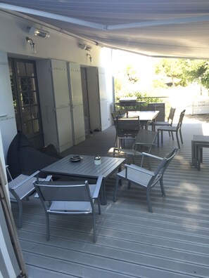 Outdoor dining - Royan: Bright family villa for 11 people - 7 min from Pontaillac beach (Royan)