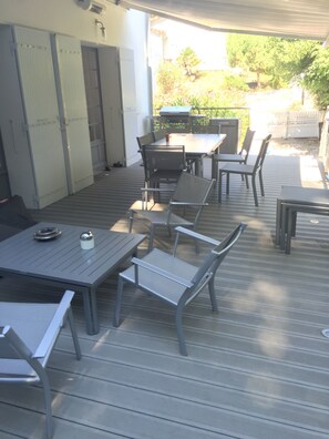 Outdoor dining - Royan: Bright family villa for 11 people - 7 min from Pontaillac beach (Royan)