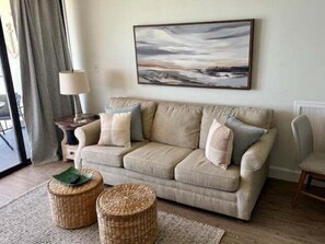 Condo, 2 phòng ngủ | Khu phòng khách