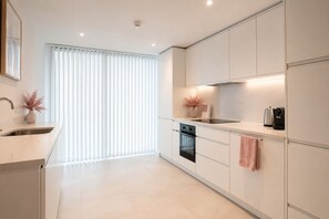 Standard Suite | Private kitchen | Fridge, microwave, oven, stovetop - Lakeshore Urban Retreat (Toronto)