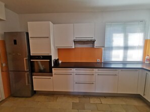 Private kitchen - 5 minutes from the sea/town center, spacious villa with garden, swimming pool, parking lot (Antibes)
