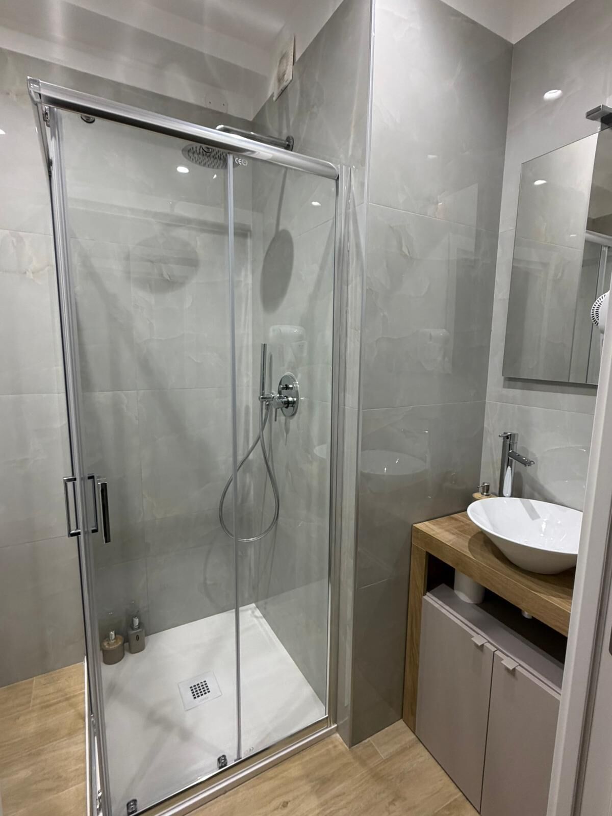 Chambre Double Deluxe, salle de bains privée | Salle de bain | Douche, sèche-cheveux, serviettes fournies, savon
