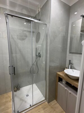 Deluxe-Doppelzimmer, eigenes Bad | Badezimmer | Dusche, Haartrockner, Handtücher, Seife