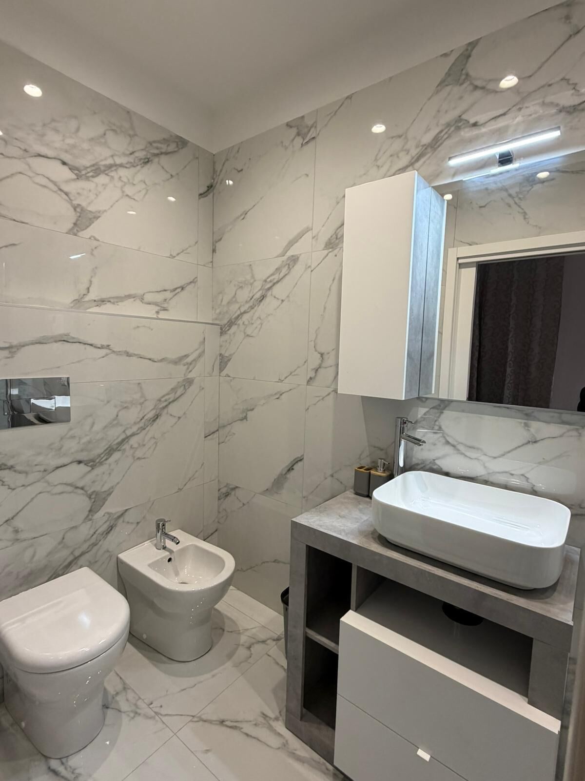 Chambre Double Deluxe, balcon | Salle de bain | Douche, sèche-cheveux, serviettes fournies, savon
