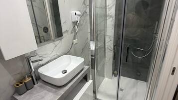 Deluxe Double Room, Balcony | Bathroom