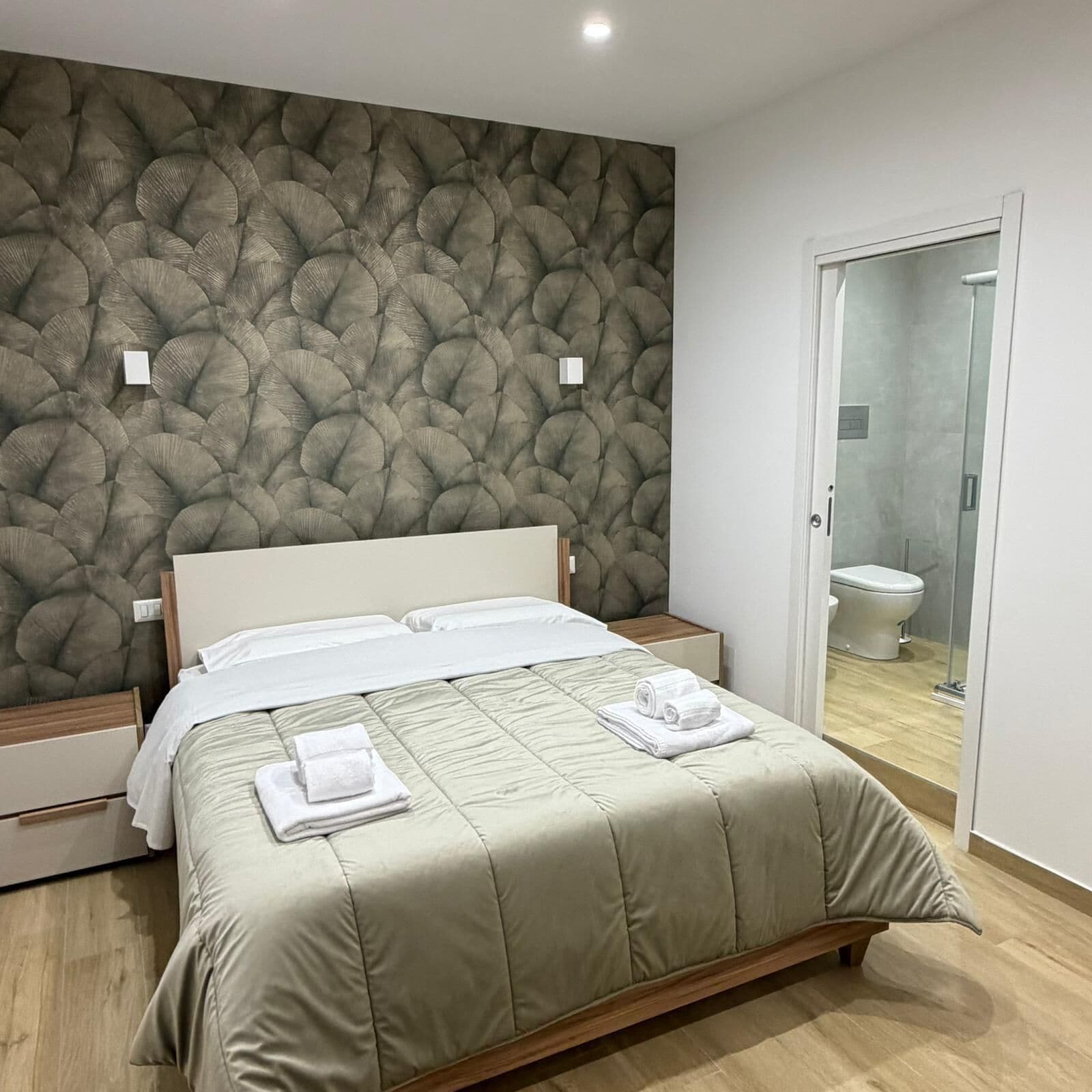 Chambre Double Deluxe, salle de bains privée | Coffres-forts dans les chambres, bureau, Wi-Fi gratuit