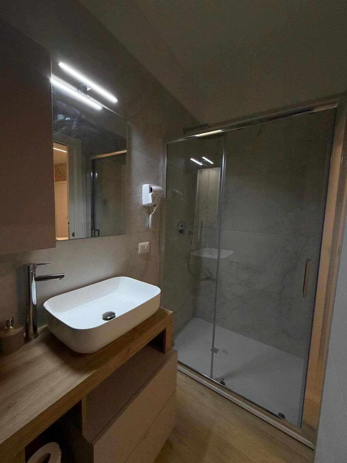 Chambre Triple Familiale | Salle de bain | Douche, sèche-cheveux, serviettes fournies, savon