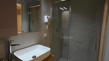 Chambre Triple Familiale | Salle de bain | Douche, sèche-cheveux, serviettes fournies, savon