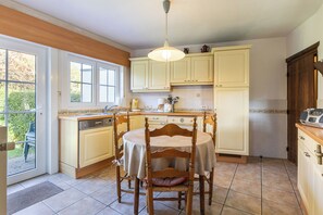 Oven, stovetop, electric kettle, toaster - 3 bedroom accommodation in Koksijde (Koksijde)