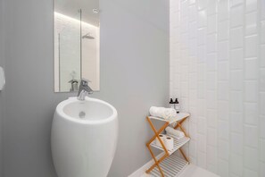 Haartrockner, Handtücher, Toilettenpapier