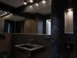 Dusche, Haartrockner, Handtücher, Seife