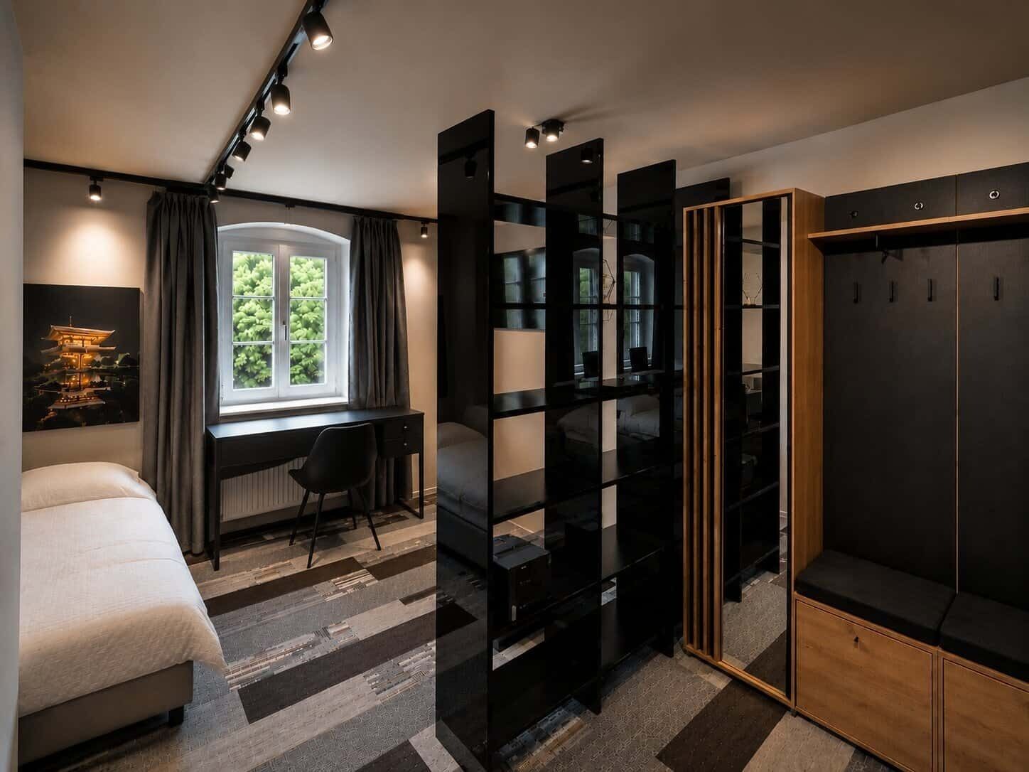 Een kluis op de kamer, een bureau, gratis wifi, beddengoed