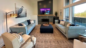 Smart TV, fireplace, video games, ping pong - Villa w/ Spa, Theater, Arcade & Hot Tub · Pets OK (Ocean Shores)