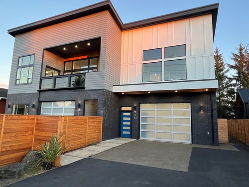 Luxury • Hot Tub • Game Room • Fire Pit  • Pets
