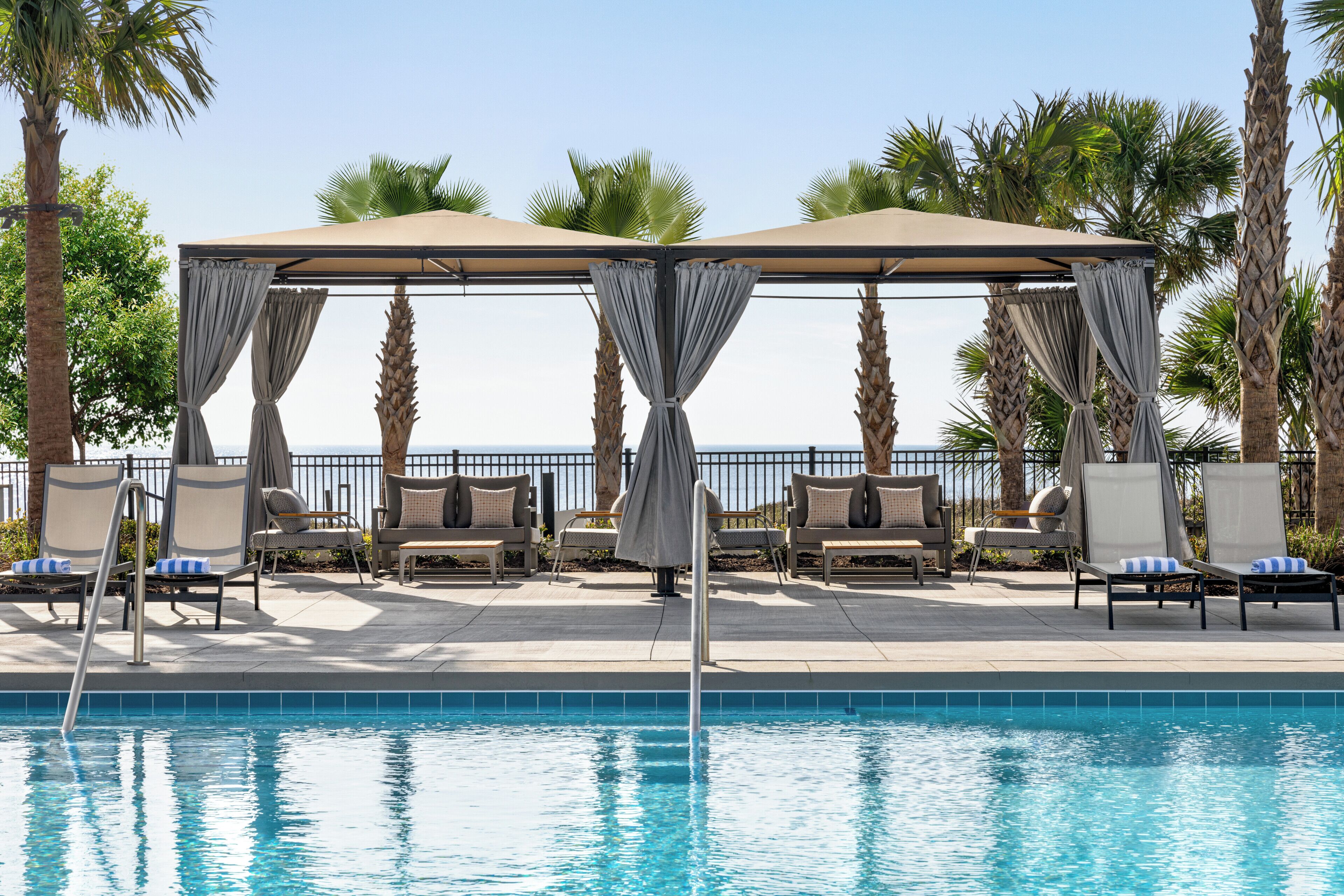 Una piscina cubierta, una piscina climatizada